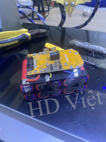 thay pin máy khoan cầm tay tại HD Việt