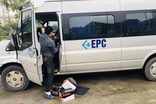 Thay ắc quy giá rẻ cho xe Ford Transit tại nhà tại Hà Nội