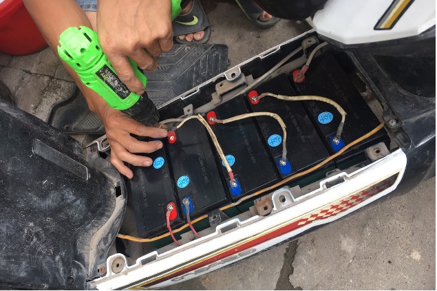 Thay ắc quy xe máy điện, xe đạp điện Detech giá tốt