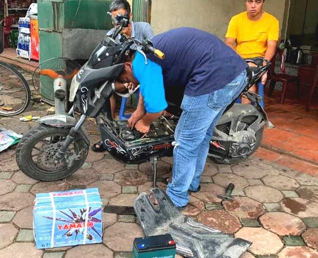 Thay ắc quy xe máy điện XMEN PLUS DIBAO tại nhà giá rẻ
