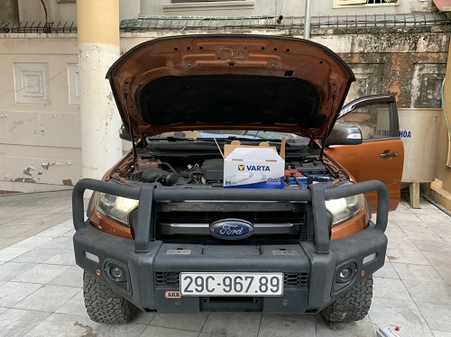 Thay ắc quy cho xe Ford Ranger