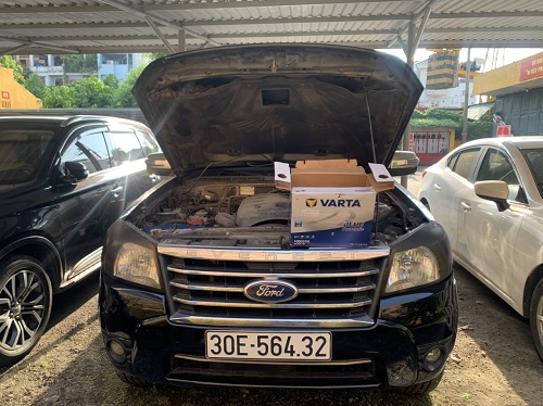 Thay ắc quy cho xe Ford Everest